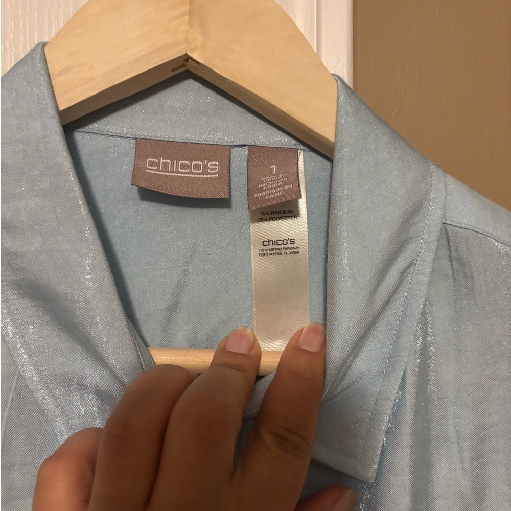 Chico's 1 Light Blue Button-up Collared Blouse Freshwater Size M. - Picture 4 of 5